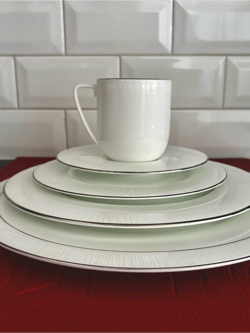 Vera Wang Modern Graphic Silver & White 5 Piece Place Setting NEW !